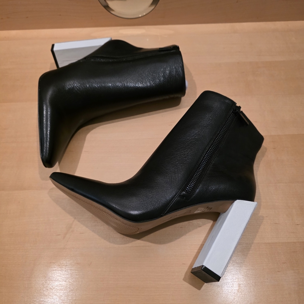 🔥Jessica Simpson | White Heeled Black Boots